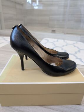 Michael Kors Classic Black Pressley Patent Leather Women's Pumps. 8.5